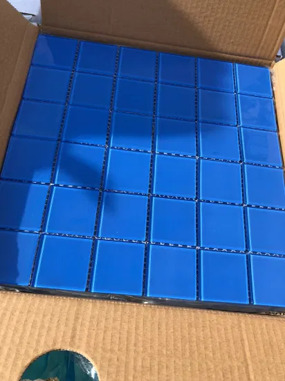 L'usine de piscine bleue fabrique des carreaux de mosaïque